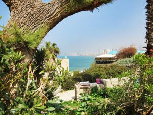 Foto de Tel Aviv tirada de um ponto mais elevado da cidade em que mostra a paisagem e uma das praias, comprovando que Israel tem turismo à beira-mar